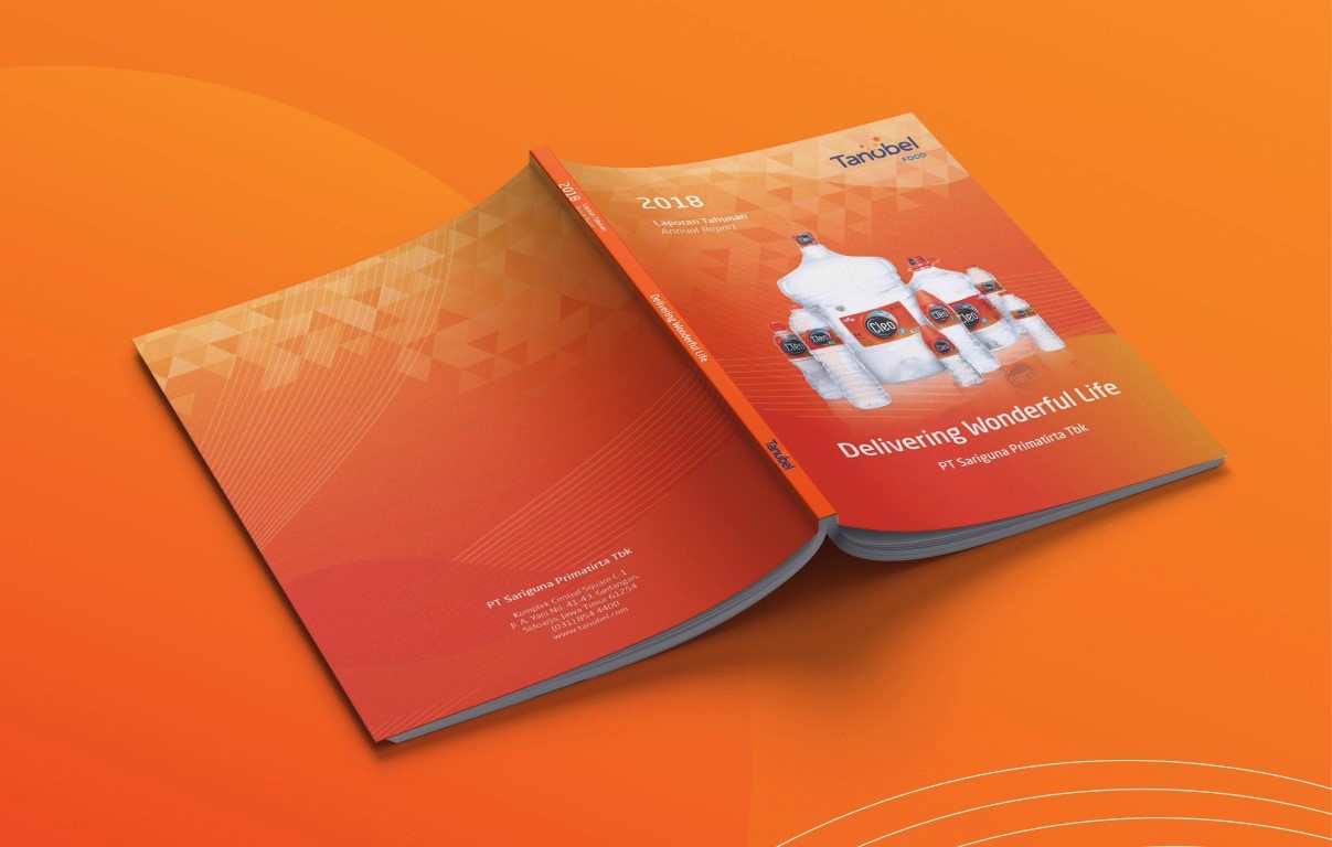 Jasa Pembuatan Annual Report PT Sariguna Primatirta 2018 by Sooca Design 1